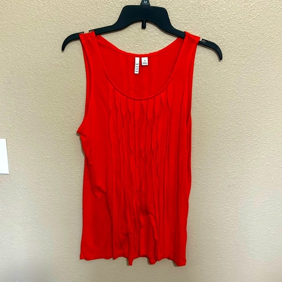 Gently worn Womens tank top from Kohls. - Picture 1 of 5